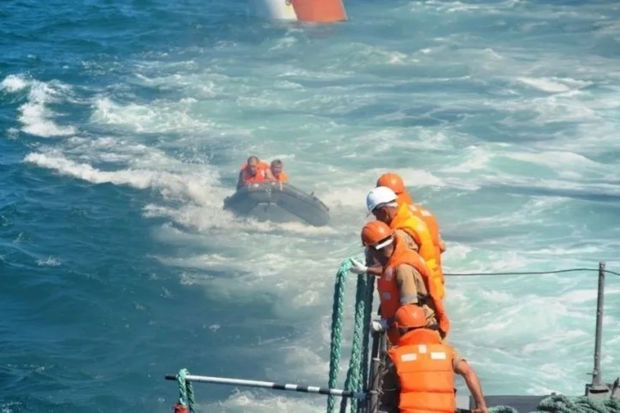 Saxalində üç gəmi lövbərdən qopub: 60-dan çox insan çıxılmaz vəziyyətdə qalıb