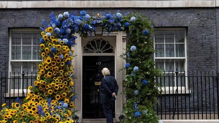 Böyük Britaniyanın baş nazirinin iqamətgahı Ukrayna bayrağının rəngləri ilə bəzədilib