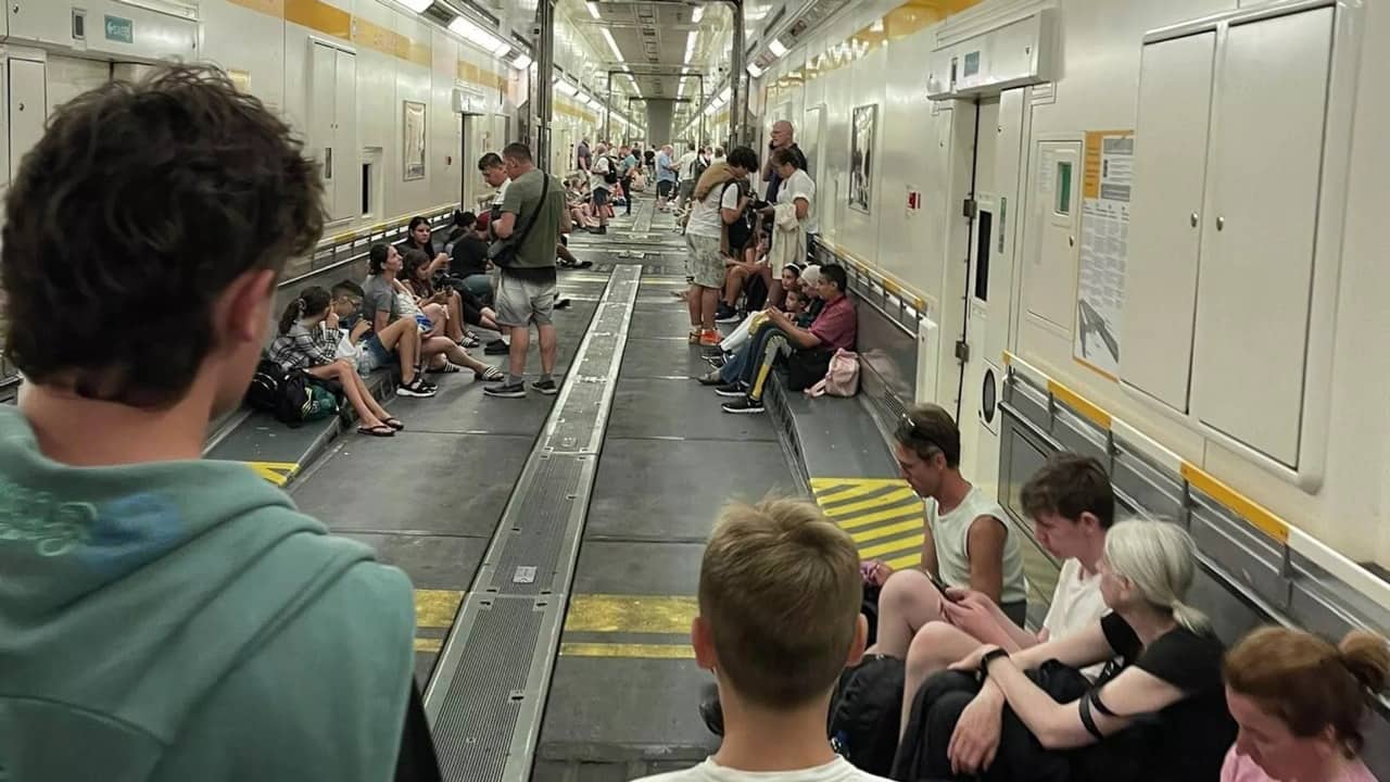 Sərnişinlər qəzaya görə tuneldə qaldılar