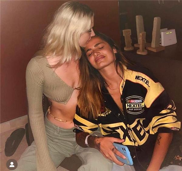 Voleybolçunun sevgilisinin həmcinsi ilə münasibəti gündəm oldu - FOTO