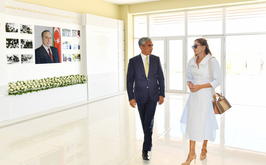 Mehriban Əliyeva Bakıda orta məktəb və körpələr evi-uşaq bağçasının açılışlarında iştirak edib