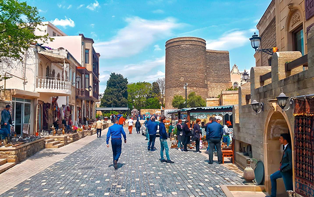 İçərişəhərdə polislə gənclər arasında insident - 3 nəfər həbs edilib