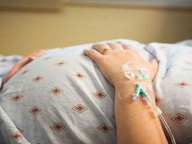 Oğul hamilə anasını bıçaqladı