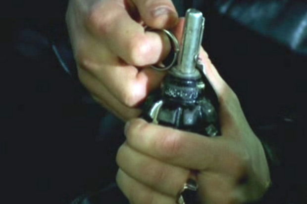 Gəncədə qorxunc hadisə: Yeniyetmə qumbaraya toxunaraq hər yeri partlatdı