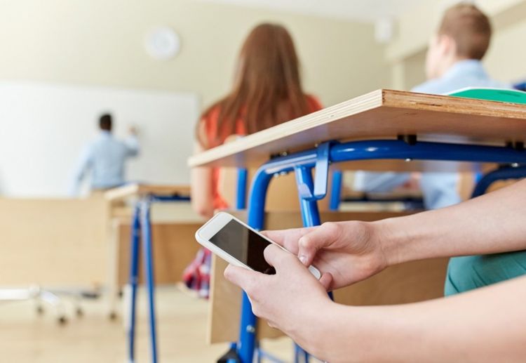 Məktəblərdə telefon qadağan edildi