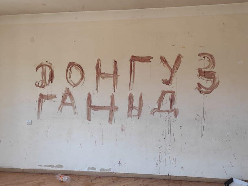 Ermənilərin növbəti barbarlığı: Tərk etdikləri evin divarlarına donuz qanı sürtüblər - FOTO