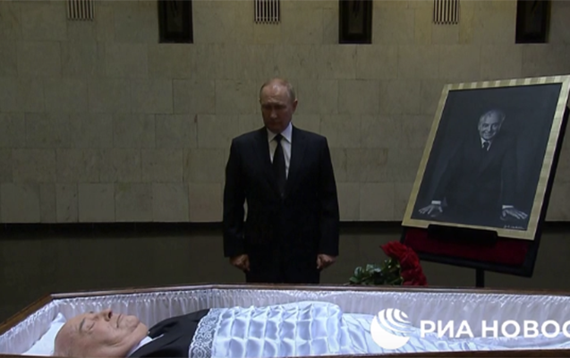 Putin Qorbaçovla belə vidalaşdı - Video