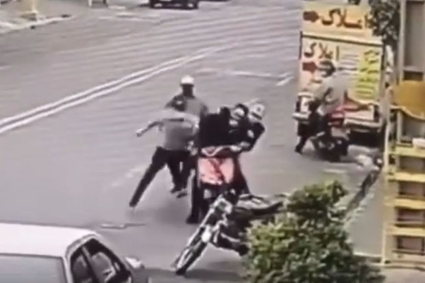 İranda quldurlar küçədə vətəndaşa bıçaqla hücum etdi - VİDEO