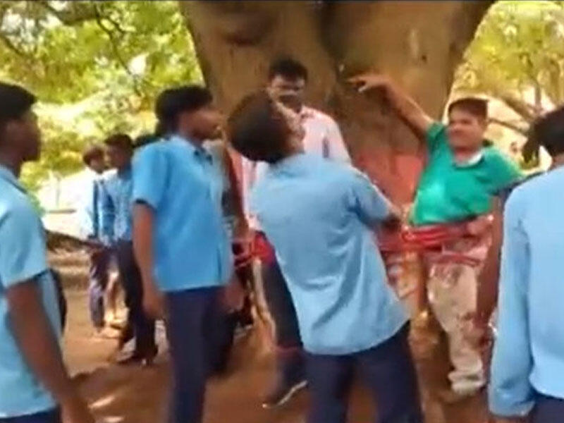 Məktəblilər aşağı qiymətlər yazan müəllimi ağaca bağlayaraq döydülər - VİDEO - FOTO