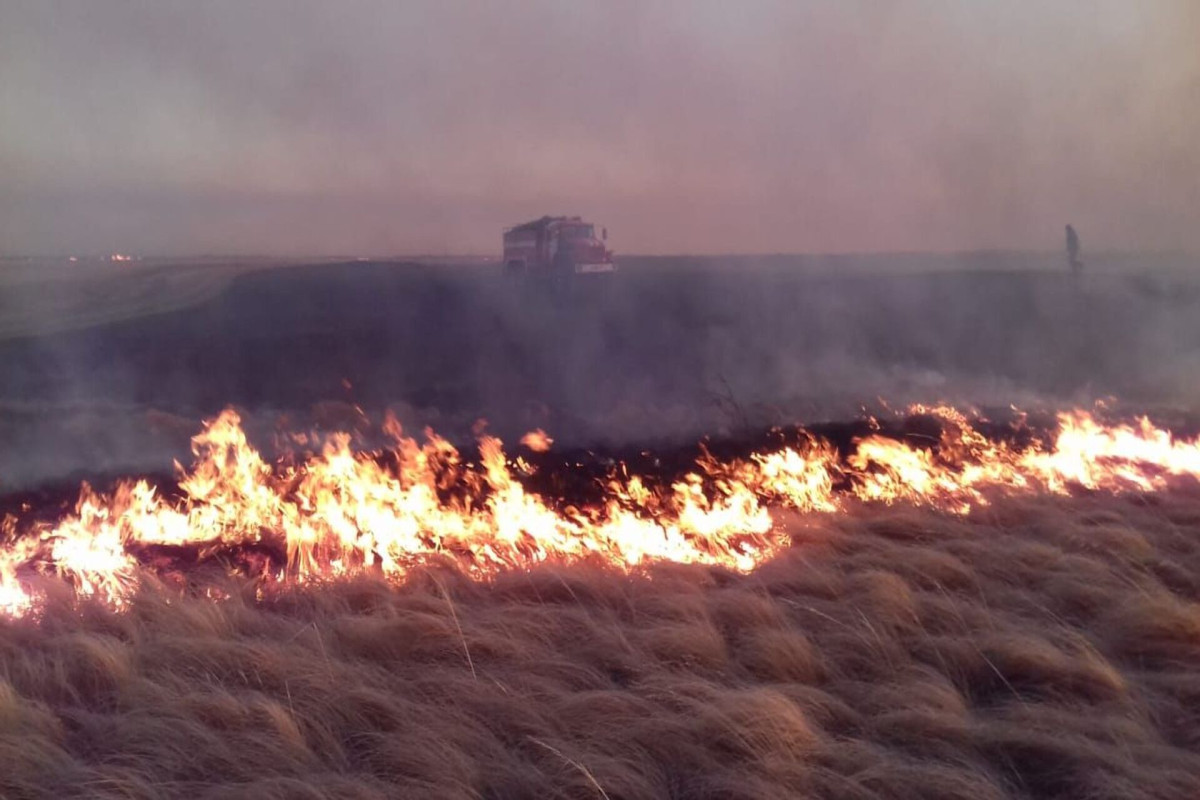 Qazaxıstanda baş verən yanğınlar nəticəsində bir nəfər ölüb