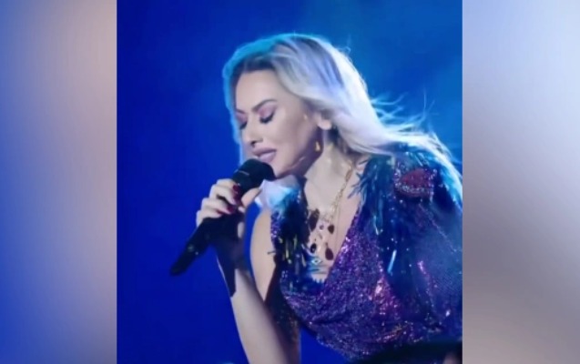 Hadisə səhnədə ağladı - Video