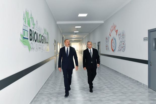 Prezident Suraxanıda yeni inşa edilmiş məktəb kompleksində yaradılan şəraitlə tanış olub - FOTO