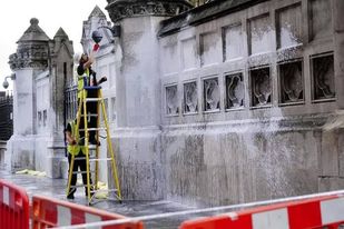 İngiltərədə parlament binasına boya ilə hücum etdilər