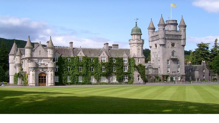 Kraliçanın ailə üzvləri Balmoral qəsrinə gəlib