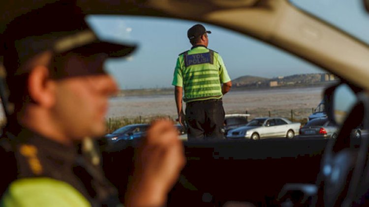 Avtoxuliqanlıq edib polislərin üzərinə bıçaq çəkdi, həbs olundu
