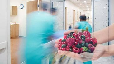 Hər gün eyni meyvəni yeyən qadın ayağını kəsdirəcək