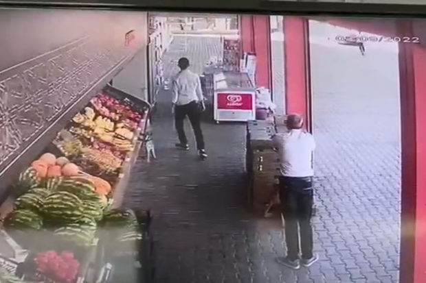 Türkiyədə həyat yoldaşından ayrılmaq ərəfəsində olan kişi özünü maşının altına atdı - VİDEO