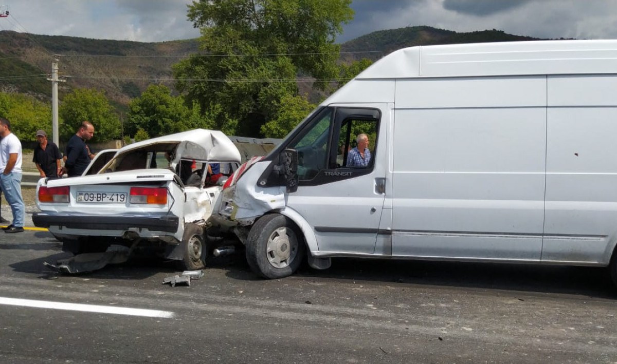 Oğuzda minik avtomobilləri toqquşub, sürücülərdən biri ölüb