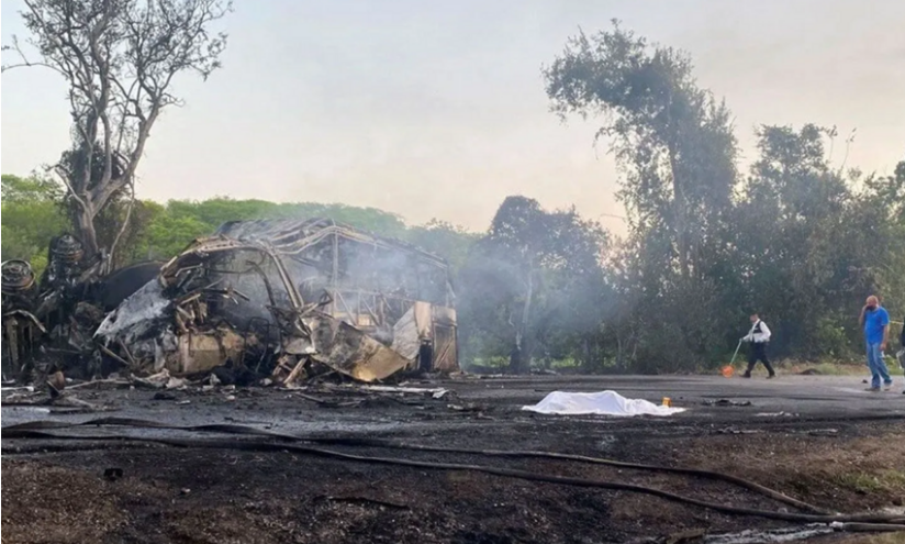 Meksikada sərnişin avtobusunun alışması nəticəsində onlarla insan yanaraq ölüb