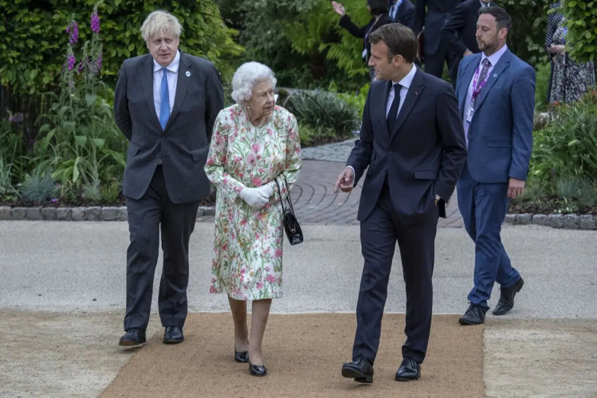 Makron II Elizabetin dəfnində iştirak edəcək