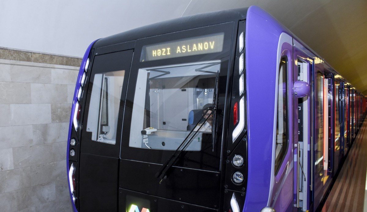 Metroda sərnişin stansiya yoluna düşüb