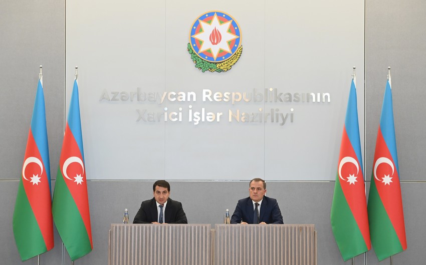 Ceyhun Bayramov və Hikmət Hacıyev diplomatik korpus üçün brifinq keçirib