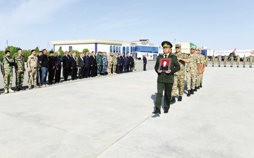 Şəhid zabitin nəşi təyyarə ilə Naxçıvana aparılıb