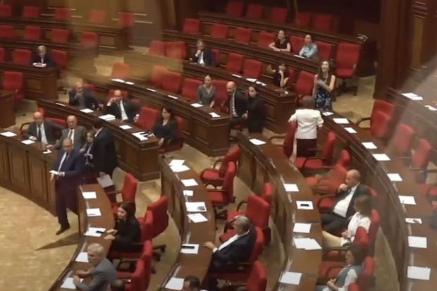 Ermənistan parlamentində dava düşdü - VİDEO