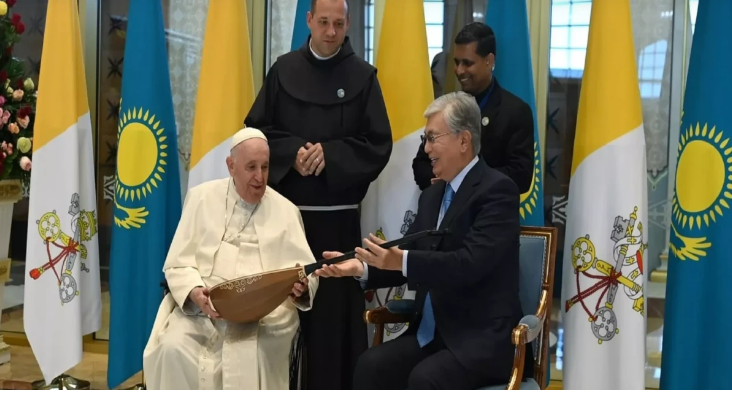 Tokayev Roma Papasına dombra bağışlayıb