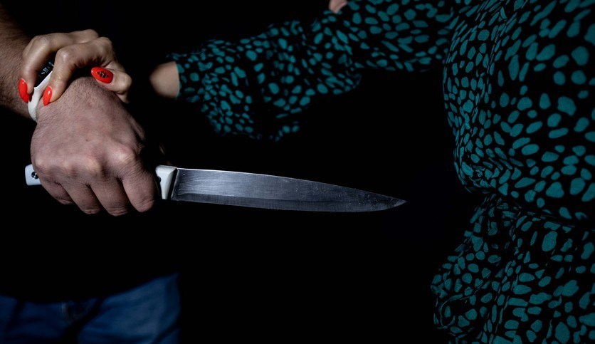 Bakıda kişi ilə qadın bir-birini bıçaqlayıb, qadının gözü çıxıb