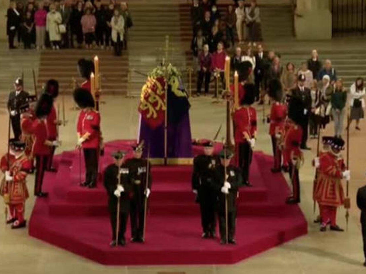 II Elizabetlə vida mərasimində insident: Mühafizəçi huşunu itirdi - VİDEO