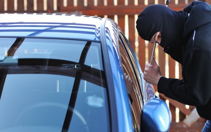 Bakıda avtomobildən 8 min manata yaxın pul oğurlanıb