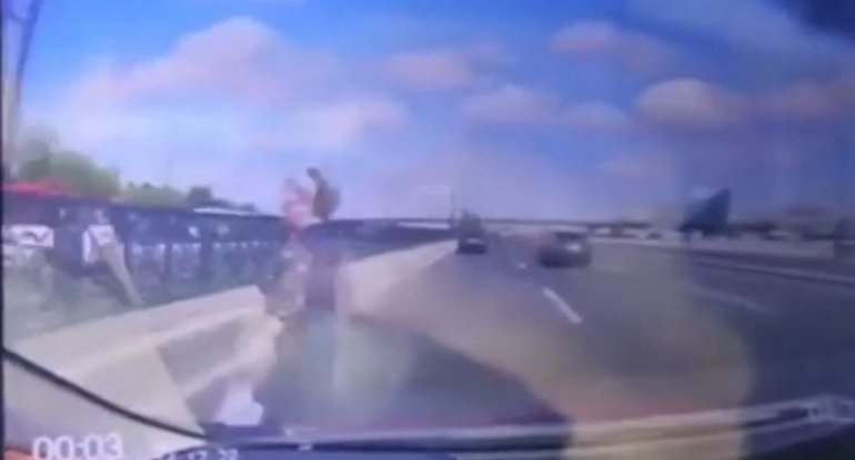 Bakıda piyada son anda ölümdən döndü - VİDEO