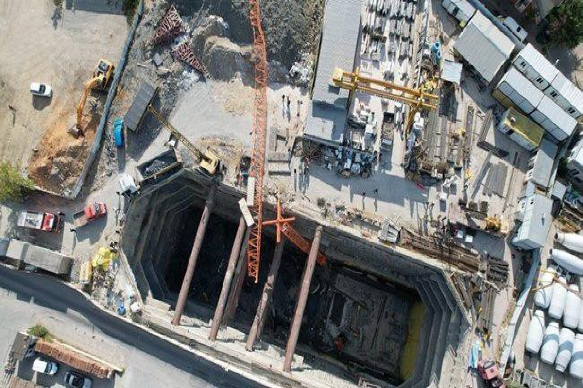 İstanbulda kran aşıb, 2 nəfər ölüb