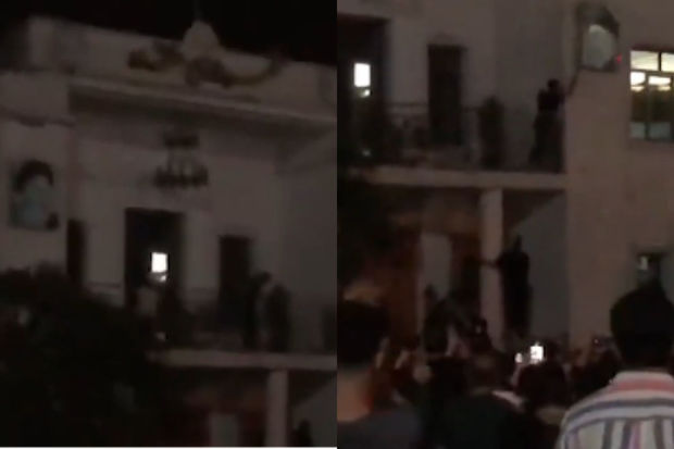 İranda etirazlar: Xomeyni və Xameneinin şəkillərini bələdiyyə binasından yerə atdılar - VİDEO