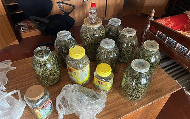 Narkotiki bankalara yığıb evində gizlətdi - Foto