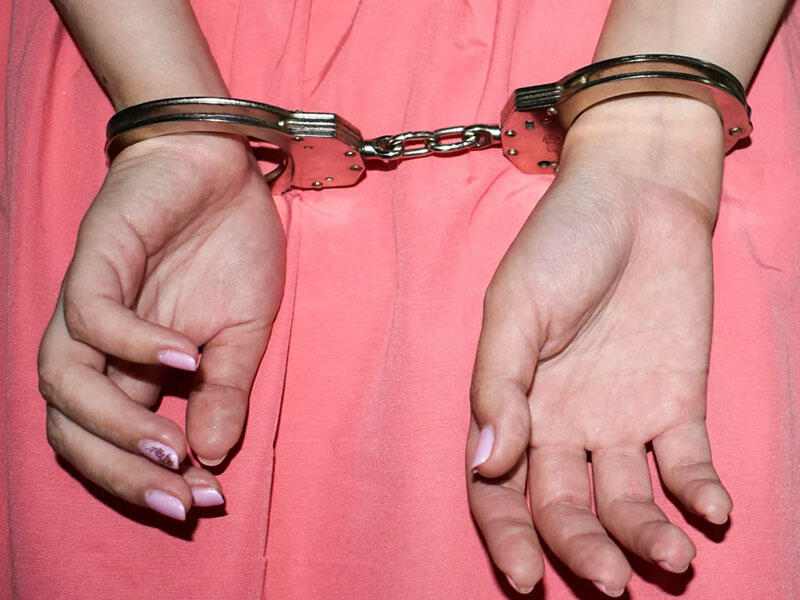 Bakıda orta məktəblərin qarşısında narkotik satan qadına hökm oxundu