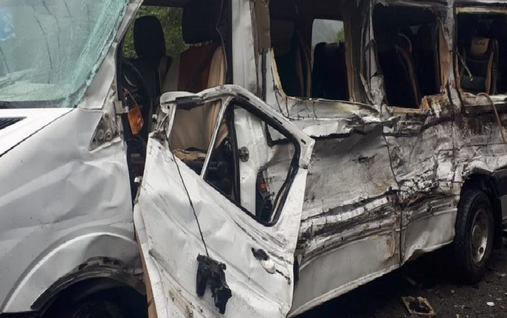 Gürcüstanda turistləri daşıyan avtobus qəzaya düşdü