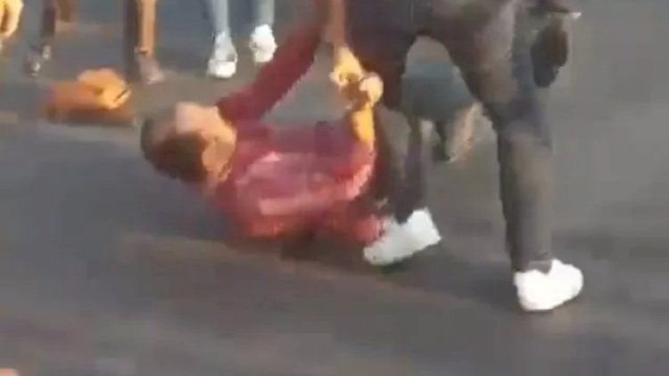 İranda qadına şillə vuran şəxsi küçənin ortasında belə döydülər - Video