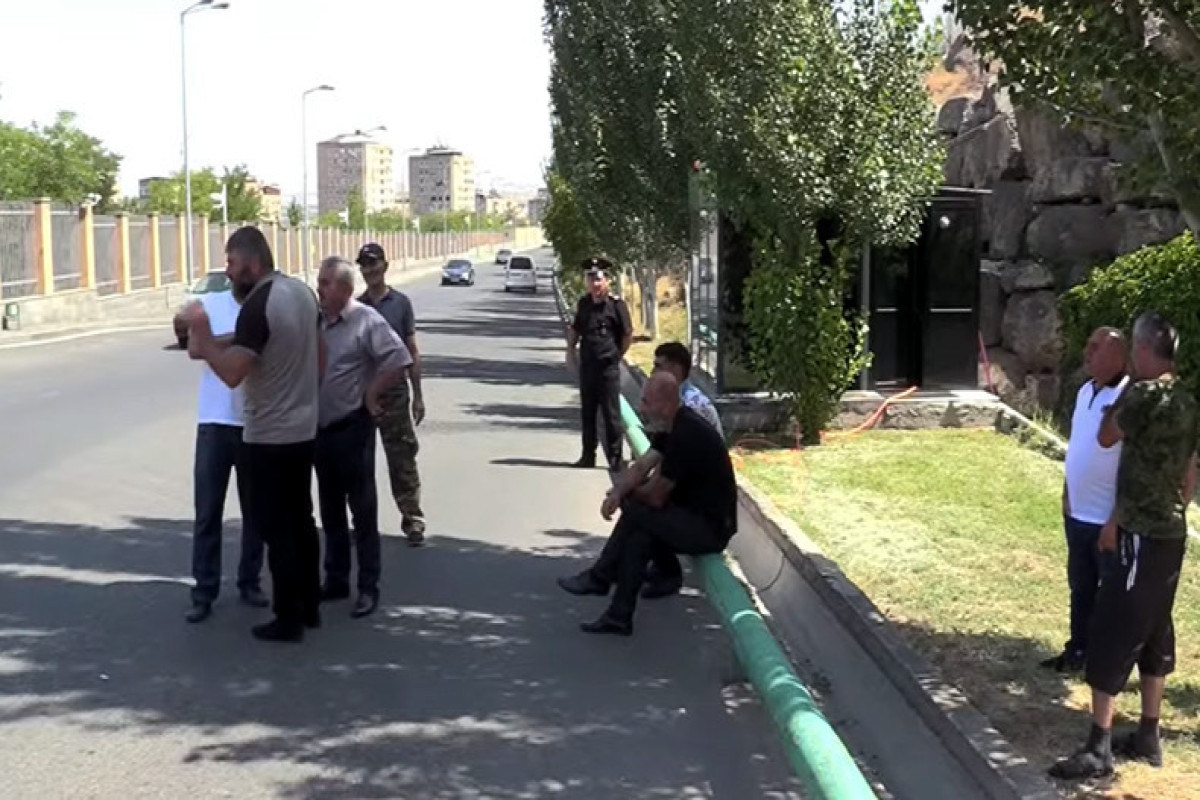 Erməni hərbçilərin yaxınları Ermənistan MN-in qarşısında etiraz aksiyası keçirir