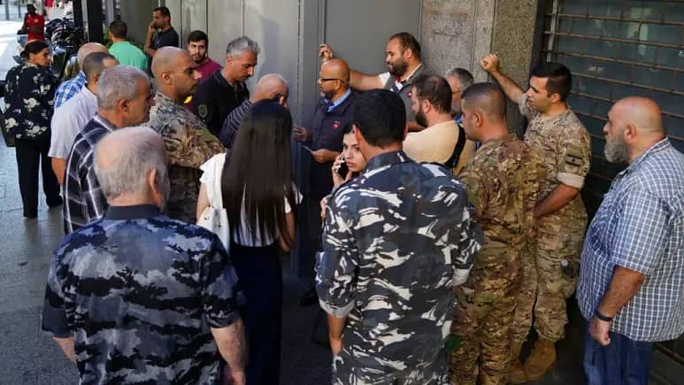 Livanda bir neçə gündür bağlı olan banklar yenidən açıldı