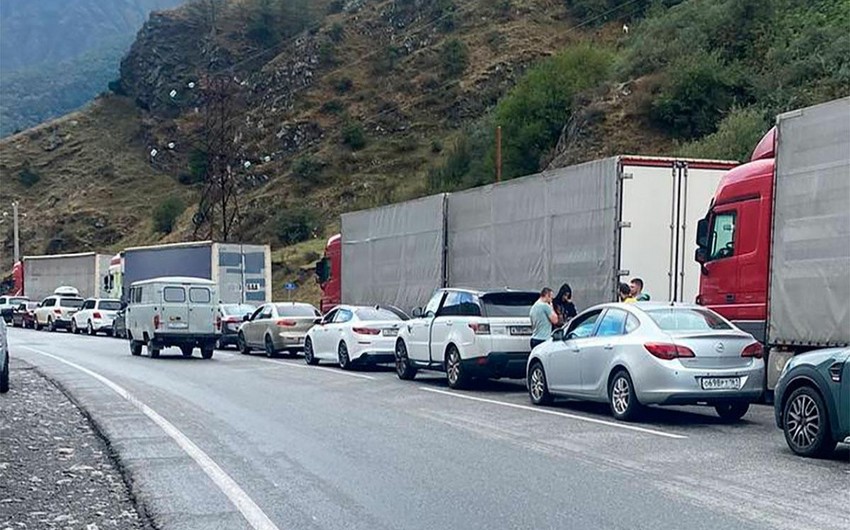 Rusiya-Gürcüstan sərhədini keçmək istəyən avtomobillərin sayı 5 500-ə çatıb