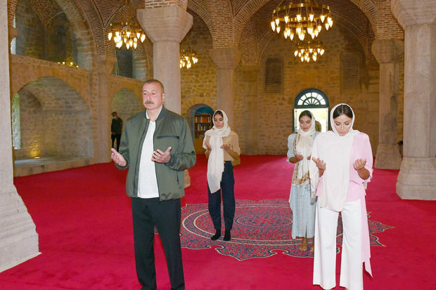 Prezident və Birinci vitse-prezident Şuşada Yuxarı Gövhərağa məscidini ziyarət ediblər