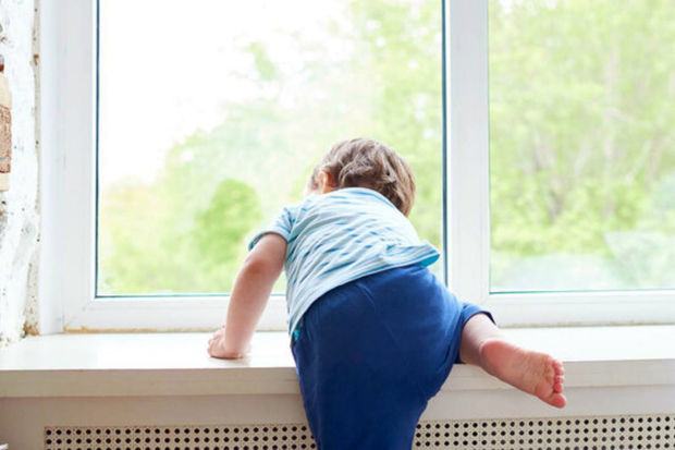 Gəncədə bir yaşlı körpə üçüncü mərtəbədən yıxıldı