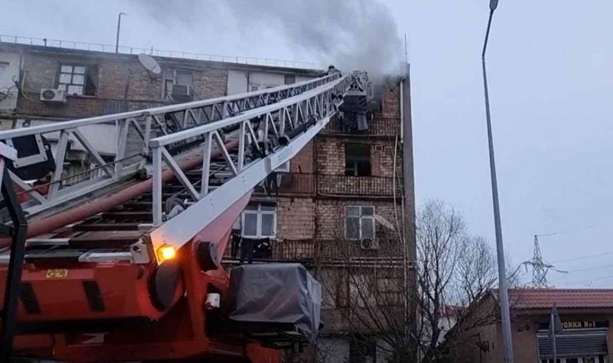 Mehdiabadda yaşayış binasında yanğın olub, 6 nəfər təxliyə edilib