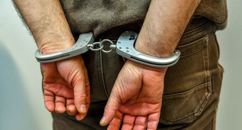 Metroda cibgirlik edən şəxs tutuldu