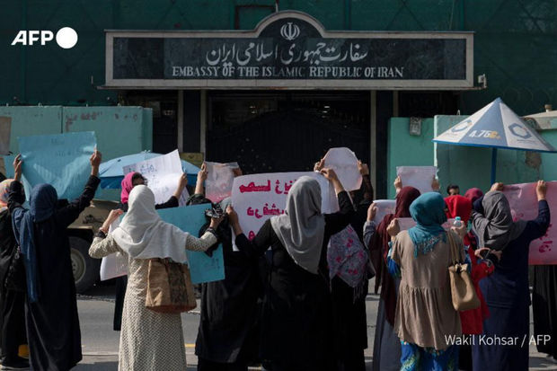 “Taliban” İran səfirliyi qarşısında aksiyanı dağıdıb