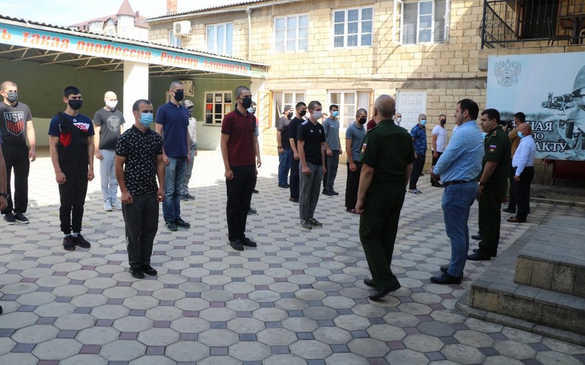 Dərbənd küçələrində kişilərin hərbi komissarlıqlara getmələrinə çağırış edilir