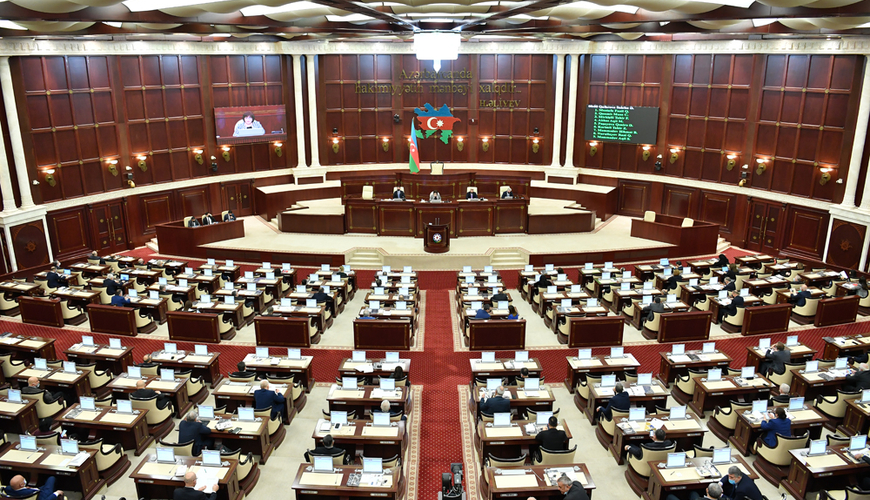 Parlamentdən Milli Məclisin önündə aksiya keçirənlərə reaksiya: “Əli Kərimli, keçdi o dövrlər!”