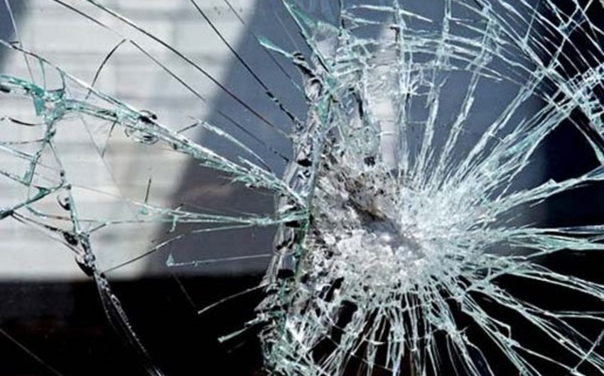 Goranboyda avtomobil maneəyə çırpılıb, ata və oğlu xəsarət alıb